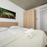 Luxury With Parking And Air Conditioning Near Center By Renters Prestige Appartement *
