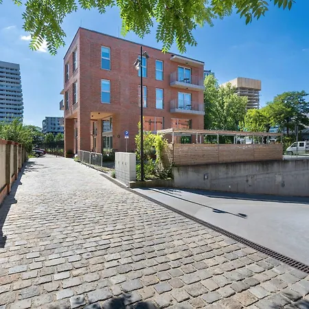 Luxury With Parking And Air Conditioning Near Center By Renters Prestige Appartement *