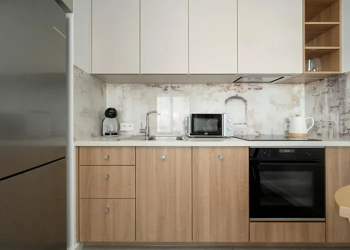 Luxury With Parking And Air Conditioning Near Center By Renters Prestige 아파트